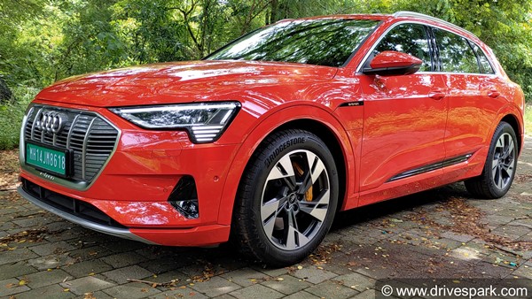 Audi e-Tron Review: ऑडी ई-ट्रॉन रिव्यू: जानिए फीचर्स, रेंज और परफॉर्मेंस के बारे में