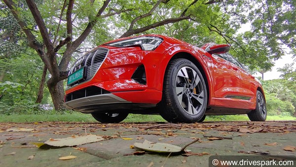 Audi e-Tron Review: ऑडी ई-ट्रॉन रिव्यू: जानिए फीचर्स, रेंज और परफॉर्मेंस के बारे में