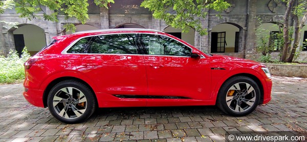 Audi e-Tron Review: ऑडी ई-ट्रॉन रिव्यू: जानिए फीचर्स, रेंज और परफॉर्मेंस के बारे में