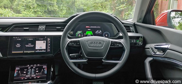 Audi e-Tron Review: ऑडी ई-ट्रॉन रिव्यू: जानिए फीचर्स, रेंज और परफॉर्मेंस के बारे में