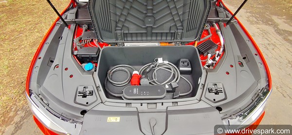 Audi e-Tron Review: ऑडी ई-ट्रॉन रिव्यू: जानिए फीचर्स, रेंज और परफॉर्मेंस के बारे में