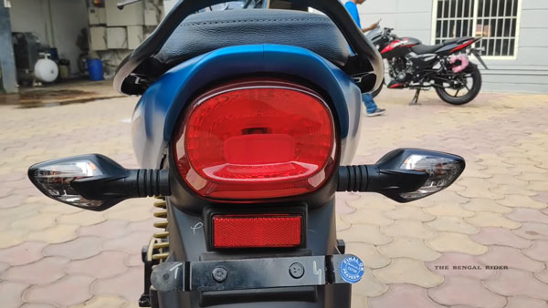 बजाज प्लैटिना 110 ईएस को मिले नए कलर ऑप्शन, पल्सर डैगर एडिशन जैसा है थीम