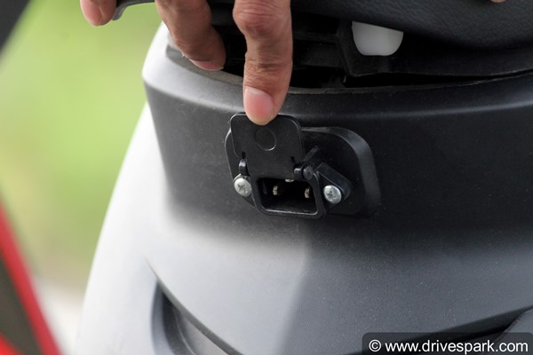 EeVe Atreo Electric Scooter Review: ईवी एट्रिओ इलेक्ट्रिक स्कूटर कैसी है चालने में, परफॉर्मेंस, रेंज, कीमत