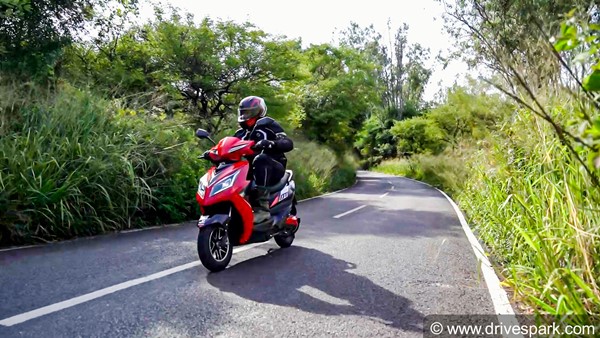 EeVe Atreo Electric Scooter Review: ईवी एट्रिओ इलेक्ट्रिक स्कूटर कैसी है चालने में, परफॉर्मेंस, रेंज, कीमत