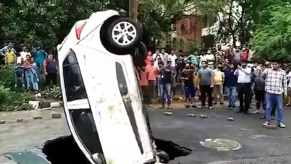 एक कार कुछ इस तरह समा गई सड़क के गड्ढे में, देखिए हैरान करने वाला वीडियो