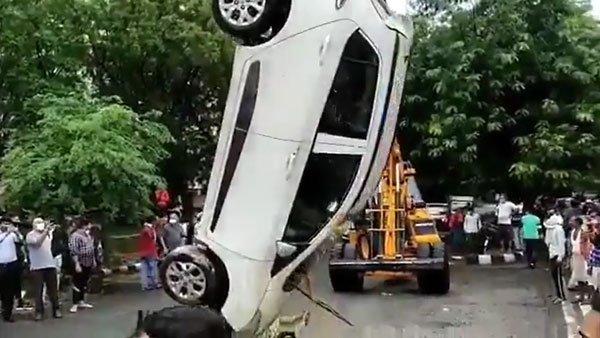 एक कार कुछ इस तरह समा गई सड़क के गड्ढे में, देखिए हैरान करने वाला वीडियो