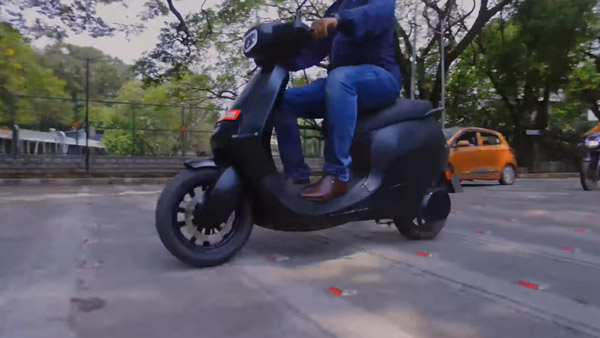 ओला के सीईओ ने खुद चलाई पहली इलेक्ट्रिक स्कूटर, कहा- क्रांति के लिए रहें तैयार