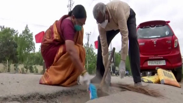 पेंशन के पैसों से भर रहे हैं सड़कों के गड्ढे, हैदराबाद के ‘पाॅटहोल डाॅक्टर’ बचा रहे हैं लोगों की जान