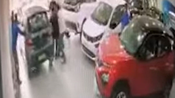 डीलरशिप पर डिलीवरी देते हुए पहली मंजिल से गिरी टाटा टियागो, वायरल वीडियो आया सामने