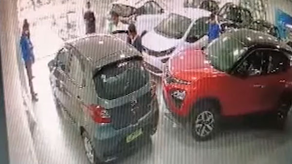 डीलरशिप पर डिलीवरी देते हुए पहली मंजिल से गिरी टाटा टियागो, वायरल वीडियो आया सामने
