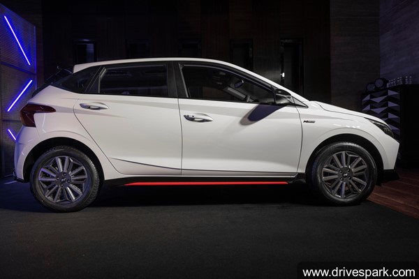 नई Hyundai i20 N-Line मौजूदा स्टैंडर्ड i20 से कितनी है अगल, जानें इंजन, फीचर्स और अन्य चीजों के बारे में