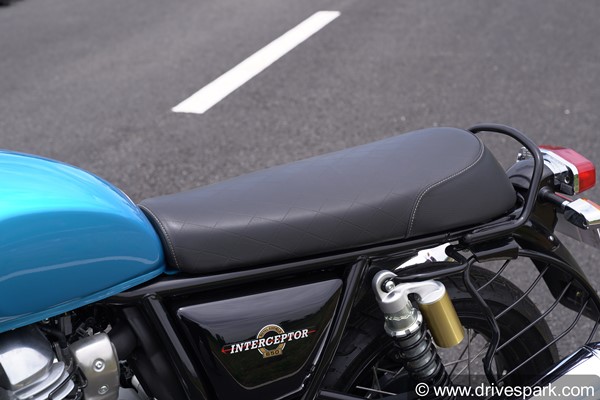 Royal Enfield Interceptor 650 रिव्यू: परफॉर्मेंस, राइडिंग अनुभव, फीचर्स, इंजन, डिजाईन, वारंटी जानकारी
