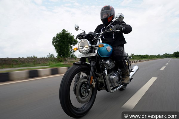Royal Enfield Interceptor 650 रिव्यू: परफॉर्मेंस, राइडिंग अनुभव, फीचर्स, इंजन, डिजाईन, वारंटी जानकारी