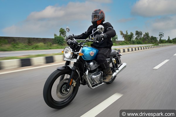 Royal Enfield Interceptor 650 रिव्यू: परफॉर्मेंस, राइडिंग अनुभव, फीचर्स, इंजन, डिजाईन, वारंटी जानकारी