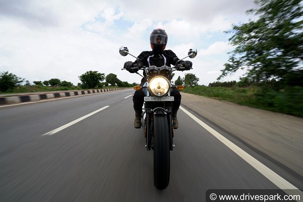 Royal Enfield Interceptor 650 रिव्यू: परफॉर्मेंस, राइडिंग अनुभव, फीचर्स, इंजन, डिजाईन, वारंटी जानकारी