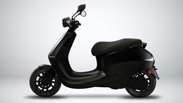 Ola Electric Scooter vs Bajaj Chetak vs Ather 450X vs TVS iQube: कीमत, रेंज, परफॉर्मेंस व चार्जिंग समय