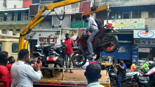 Pune Traffic Police का कारनामा, Bike समेत टोइंग वैन पर चढ़ाया युवक को, वीडियो हुआ वायरल