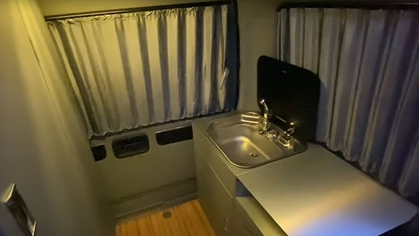 यह Toyota Hiace एक कार नहीं, बल्कि चलता-फिरता घर है, शानदार इंटीरियर देख हो जाएंगे दीवाने