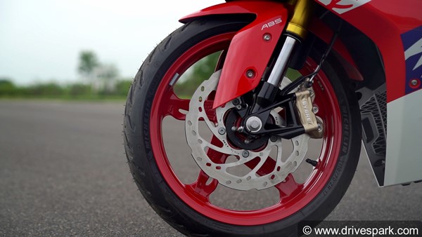 2021 TVS Apache RR 310 Review: नई टीवीएस अपाचे आरआर 310 डिजाईन इंजन राइडिंग अनुभव फीचर्स जानकारी