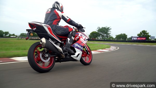 2021 TVS Apache RR 310 Review: नई टीवीएस अपाचे आरआर 310 डिजाईन इंजन राइडिंग अनुभव फीचर्स जानकारी