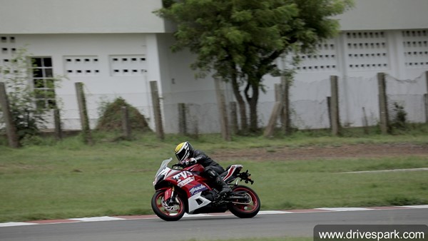 2021 TVS Apache RR 310 Review: नई टीवीएस अपाचे आरआर 310 डिजाईन इंजन राइडिंग अनुभव फीचर्स जानकारी