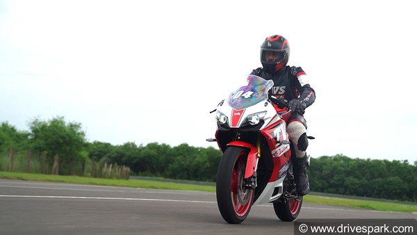 2021 TVS Apache RR 310 Review: नई टीवीएस अपाचे आरआर 310 डिजाईन इंजन राइडिंग अनुभव फीचर्स जानकारी
