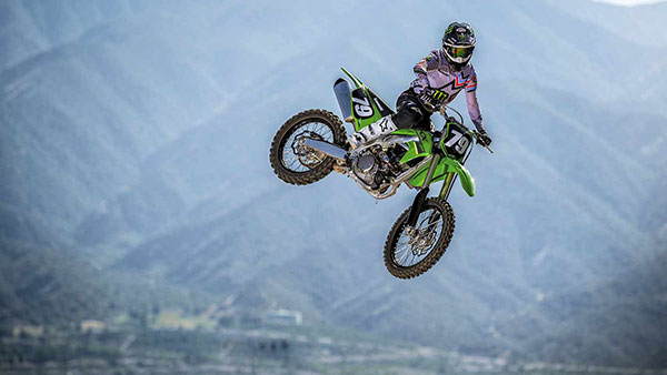 Kawasaki KX250 और KX450 डर्ट मोटरसाइकिल भारत में हुईं लॉन्च, जानें क्या है कीमत और फीचर्स