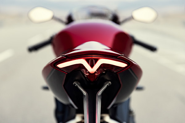 Triumph Speed Triple 1200 RR मोटरसाइकिल का हुआ खुलासा, जानें क्या हैं फीचर्स और पावर