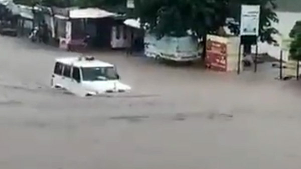 बाढ़ के पानी में ऐसे चली बोलेरो की आनंद महिंद्रा रह गए हैरान, लोगों ने कहा- “महिंद्रा है तो मुमकिन है”