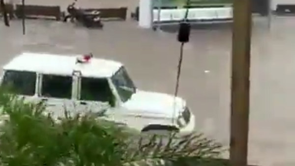 बाढ़ के पानी में ऐसे चली बोलेरो की आनंद महिंद्रा रह गए हैरान, लोगों ने कहा- “महिंद्रा है तो मुमकिन है”