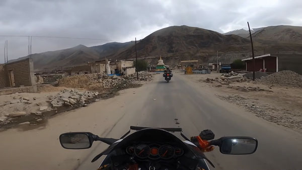 युट्यूबर ने सुपरबाइक से किया बैंगलोर से लद्दाख तक का सफर, देखे वीडियो