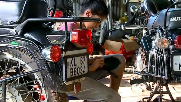 19 साल की यह लड़की दीवानी है Royal Enfield मोटरसाइकिलों की, उन्हें रिपेयर करने में है माहिर