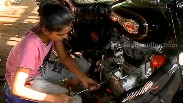19 साल की यह लड़की दीवानी है Royal Enfield मोटरसाइकिलों की, उन्हें रिपेयर करने में है माहिर