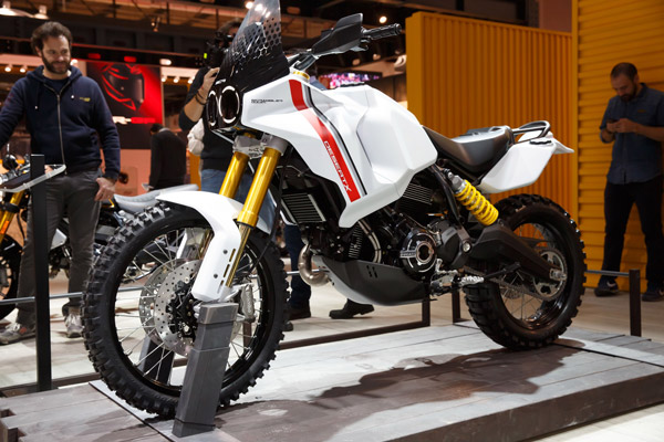 जल्द आ रही है Ducati की नई ऑफरोड बाइक DesertX, मिलते हैं दो फ्यूल टैंक और कई नए फीचर्स