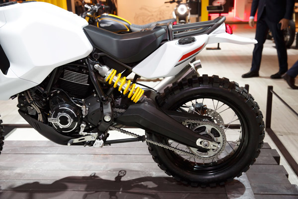 जल्द आ रही है Ducati की नई ऑफरोड बाइक DesertX, मिलते हैं दो फ्यूल टैंक और कई नए फीचर्स