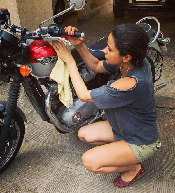 बॉलीवुड एक्ट्रेस Gul Panag ने खरीदी कस्टम Jawa 42 बाइक, Instagram पर शेयर की तस्वीरें