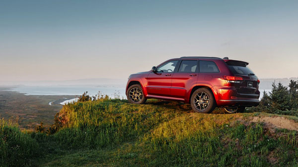 Jeep Grand Cherokee हाइब्रिड से उठा पर्दा, बैटरी पर चलेगी 40 किलोमीटर, जानें क्या हैं फीचर्स