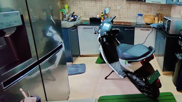 किचन में चार्ज करता यह व्यक्ति अपनी Ather Electric Scooter, जानें आखिर क्या है वजह