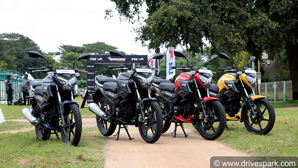 नई TVS Raider 125 की डिलीवरी हुई शुरू, गाजियाबाद में डिलीवर हुई देश की पहली बाइक