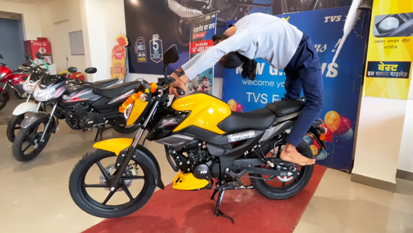 नई TVS Raider 125 की डिलीवरी हुई शुरू, गाजियाबाद में डिलीवर हुई देश की पहली बाइक