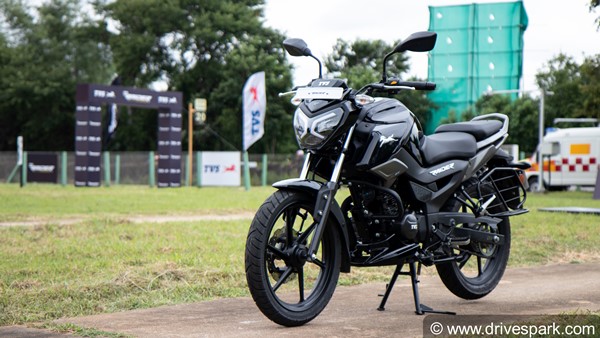 TVS Raider 125 और Bajaj Pulsar NS 125 में होगा महा-युद्ध, जानें कौन-सी बाइक ज्यादा बेहतर