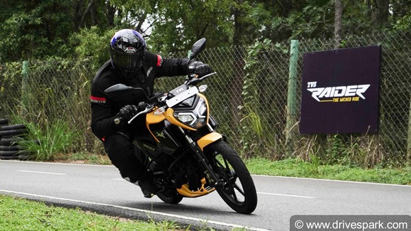 नई TVS Raider 125 की डिलीवरी हुई शुरू, गाजियाबाद में डिलीवर हुई देश की पहली बाइक