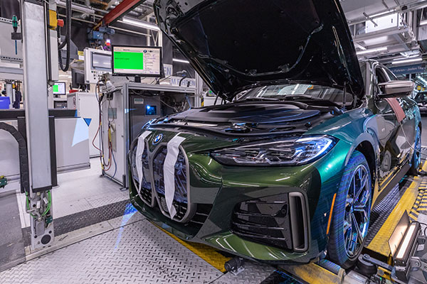 BMW i4 इलेक्ट्रिक सेडान का उत्पादन हुआ शुरू, देखें तस्वीरें