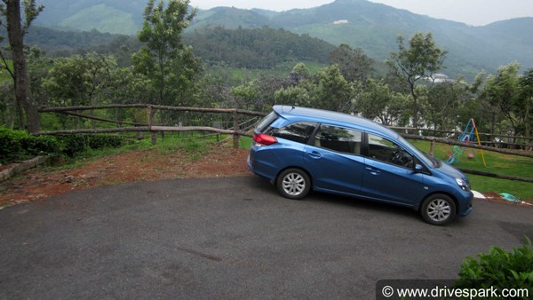 कार का Handbrake इस्तेमाल करने में कहीं आप तो नहीं कर रहे गलती, जानें कब लगाया जाता है
