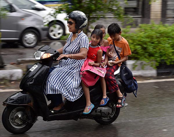 बच्चों को बैठाकर बाइक चलाते हैं तो पढ़ लें नया नियम, हेलमेट के साथ ये चीज भी है जरूरी