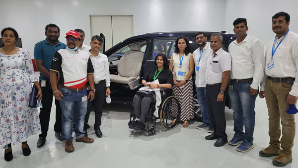 Mahindra XUV700 में कंपनी ने डिजाइन की विकलागों के लिए स्पेशल सीट, तस्वीरें आईं सामने