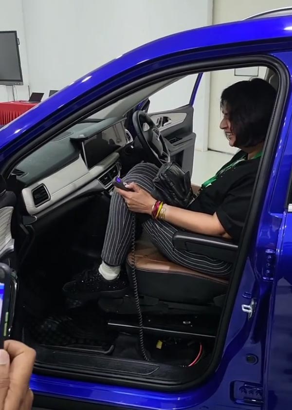 Mahindra XUV700 में कंपनी ने डिजाइन की विकलागों के लिए स्पेशल सीट, तस्वीरें आईं सामने