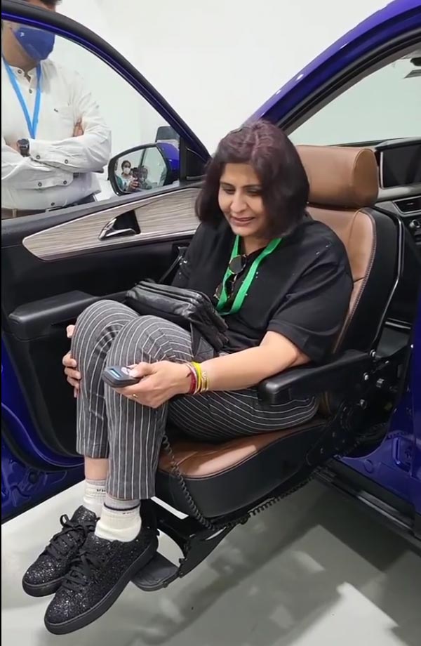 Mahindra XUV700 में कंपनी ने डिजाइन की विकलागों के लिए स्पेशल सीट, तस्वीरें आईं सामने
