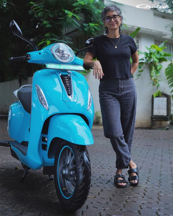 Bollywood निर्माता-निर्देशक Kiran Rao ने खरीदी Bajaj Chetak इलेक्ट्रिक स्कूटर, तस्वीरें आईं सामने