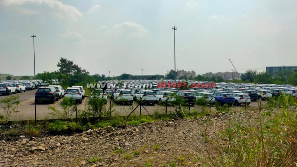 Mahindra XUV700 का पूरी क्षमता के साथ चल रहा उत्पादन, सैकड़ों एसयूवी प्लांट में आई नजर